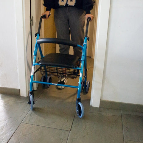 Deambulatore pieghevole a 4 ruote con freni a pressione